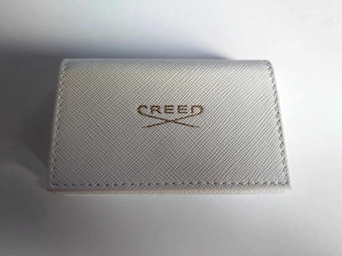 Creed Mini Set Met 8 Fantastische Geuren In Wit Lederen Wallet Voor Dames 4 Creed Mini Set Met 8 Fantastische Geuren In Wit Lederen Wallet Voor Dames - Afbeelding 4